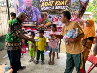 Semarak HUT RI ke-81, Herman Yoku Gelar Lomba Rakyat dan Bagikan Sembako kepada 40 Warga