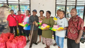 Kepala Suku Makuba Gelar Bakti Sosial dan Bagikan Sembako Sambut HUT RI ke-81