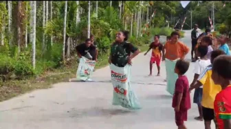 Warga Skouw Sae Rayakan HUT RI ke-81 dengan Bakti Sosial dan Lomba Anak