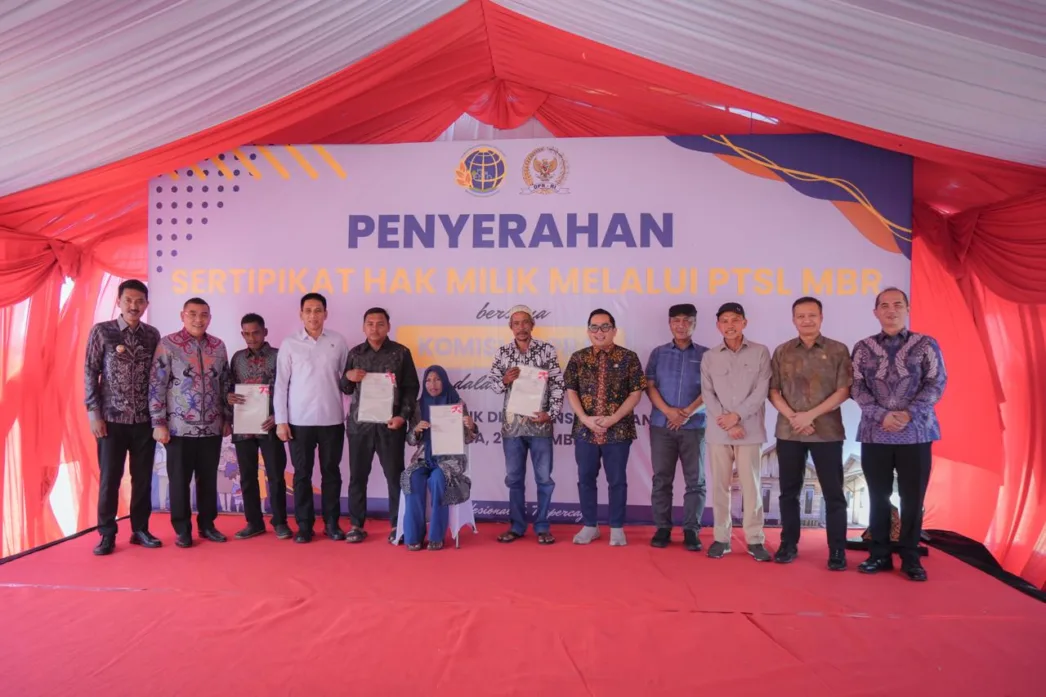 Wamen ATR BPN Serahkan Sertipikat Bagi Masyarakat Berpenghasilan Rendah di Kalsel, Dukung Penyediaan Rumah Layak Huni Lewat Legalitas Tanah
