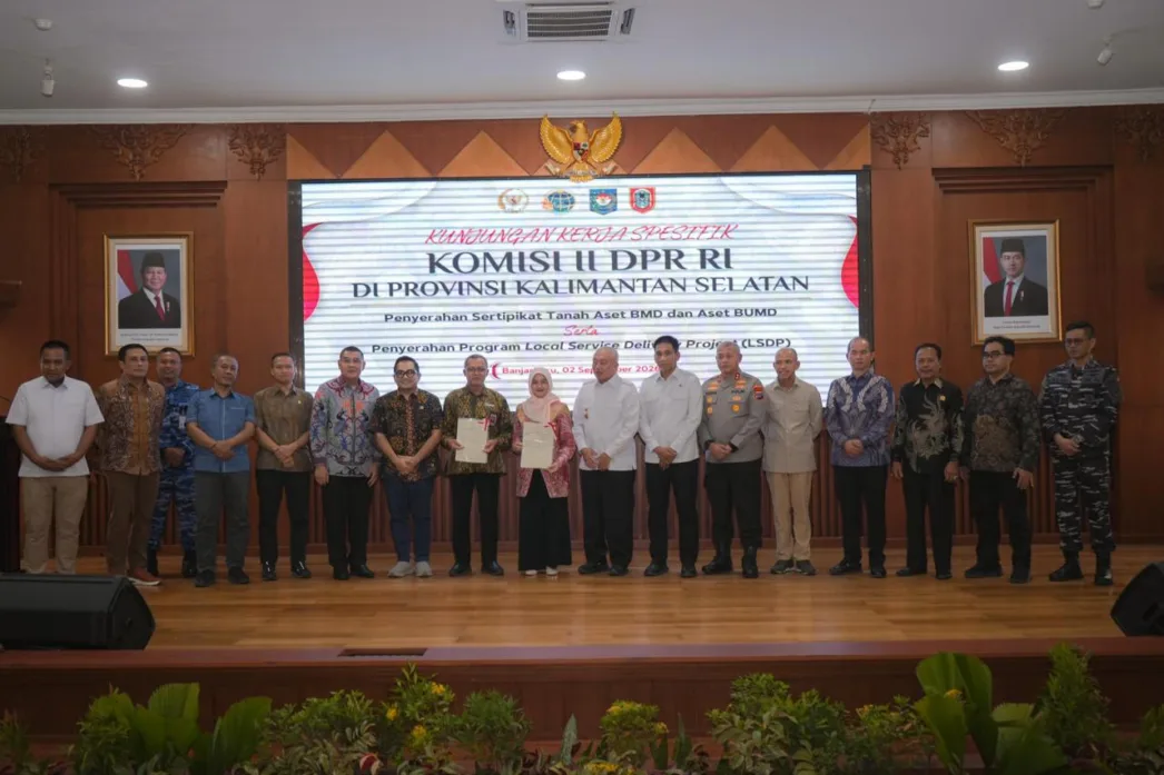 ATR BPN Serahkan Sertipikat Aset BMD dan BUMD Pemprov Kalsel, Wamen Ossy: Perkuat Kepastian Hukum Aset Daerah