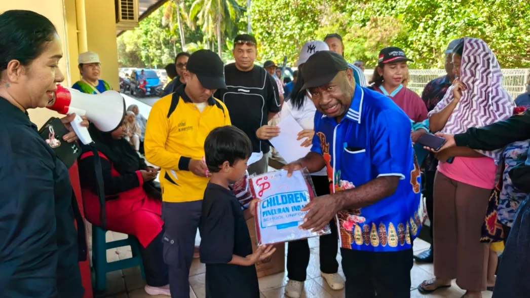 Dinas Pendidikan Papua Beri Bantuan Ratusan Seragam bagi Pelajar Terdampak Kebakaran Dok V