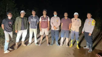 Sinergi Tim Ekspedisi Patriot UGM Bersama Warga dan Aparat Padamkan Karhutla di Distrik Elikobel