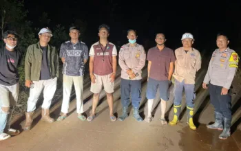 Sinergi Tim Ekspedisi Patriot UGM Bersama Warga dan Aparat Padamkan Karhutla di Distrik Elikobel