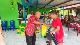 Peringati Hari Tani Nasional, Ondoafi Kayo Batu Bagikan Beras dan Bibit Cabai Untuk Warga