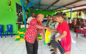 Peringati Hari Tani Nasional, Ondoafi Kayo Batu Bagikan Beras dan Bibit Cabai Untuk Warga