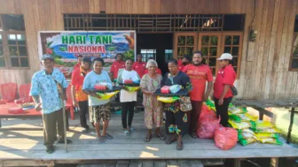 Kepala Suku Makuba Bagikan Beras dan Bibit Cabai untuk Perkuat Lumbung Pangan Kampung Yoka