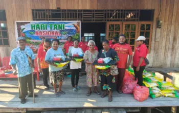 Kepala Suku Makuba Bagikan Beras dan Bibit Cabai untuk Perkuat Lumbung Pangan Kampung Yoka