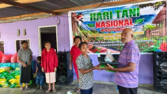 Bagi Bantuan Beras dan Bibit Cabai di Hari Tani Nasional, Kepala Suku Modouw Ajak Warga Perkuat Lumbung Kampung