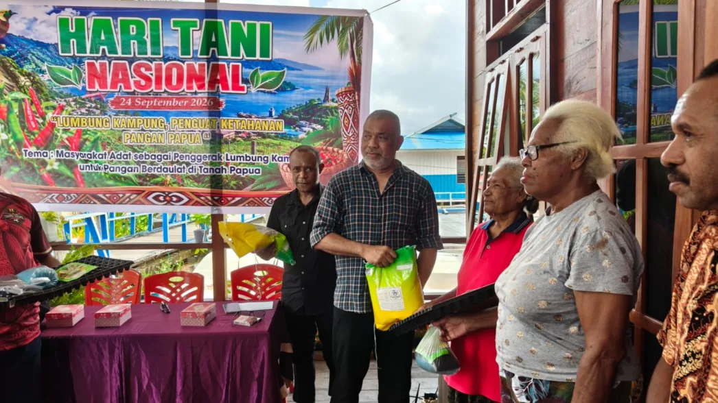 Ondoafi Nikolas Youwe Bagikan Paket Bantuan Beras dan Bibit Cabai ke Masyarakat Kayo Pulau