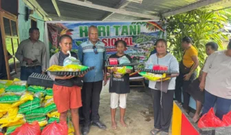 Kepala Suku Hamadi Bagikan Bantuan Bibit Cabai dan Beras Untuk untuk Warga Tasangkapura