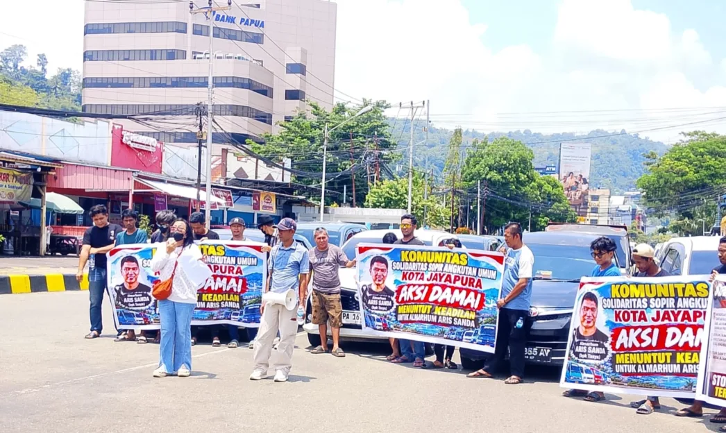 Demo Puluhan Sopir Taksi di Jayapura Desak Komnas HAM dan Polda Papua Usut Penembakan Sopir Aris Sanda di Wamena