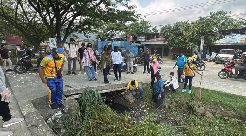 Bersih-bersih di Abepura, Rustan Saru: Ini Rumah Besar Kita, Sama-sama Kita Bersihkan