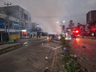 Mobil Daihatsu Terios Terbakar Usai Tabrak Pembatas Jalan dan 2 Tiang Listrik di Pos 7 Sentani