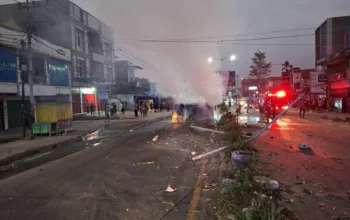 Mobil Daihatsu Terios Terbakar Usai Tabrak Pembatas Jalan dan 2 Tiang Listrik di Pos 7 Sentani