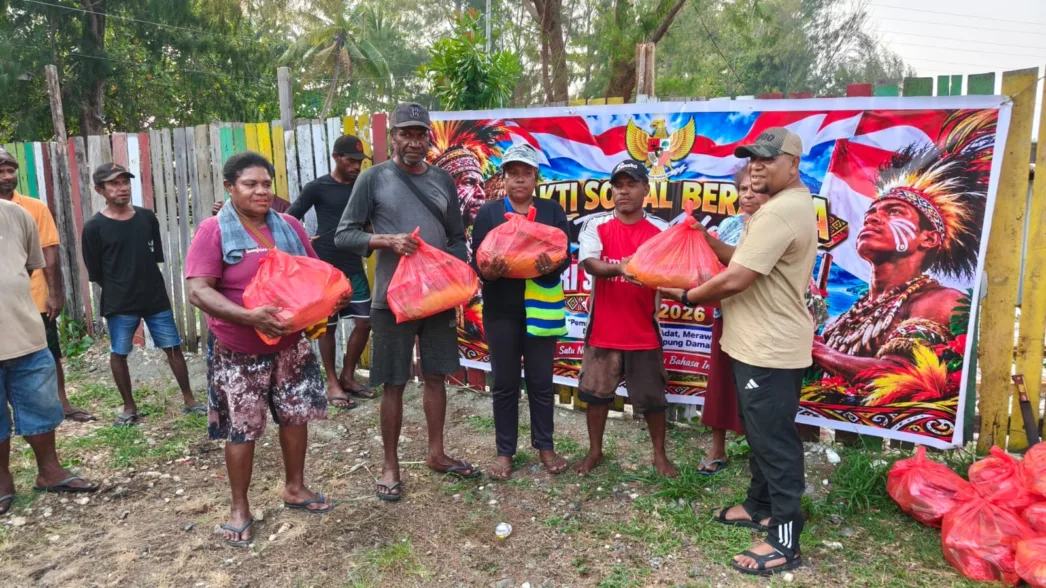 Peringati Hari Sumpah Pemuda, Kepala Suku Sembra Bagikan Sembako Buat Warga Kampung Enggros