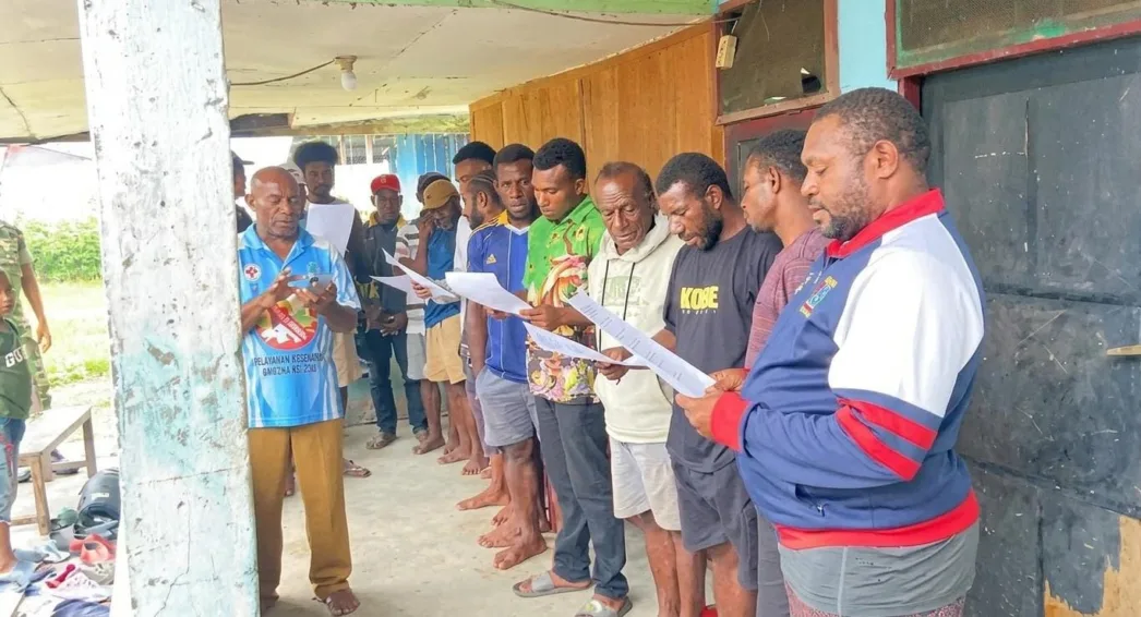 Sambut Hari Sumpah Pemuda ke-98, Kepala Suku Enghuarasit Bersama Yonif TP 910/Aherfaiyona Perkuat Persatuan dan Kepedulian Sosial di Mamberamo Raya